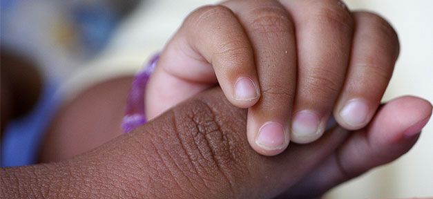  Amt und Richter nehmen Flüchtling neugeborene Tochter weg
