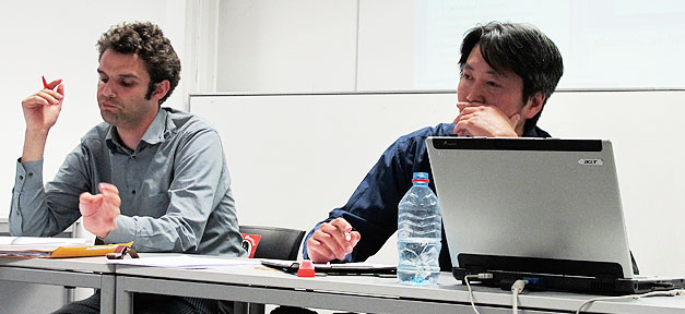 Johnny Van Hove (l.) und Kien Nghi Ha (r.) auf einer Diskussion in Bremen (Foto: www.migazin.de)