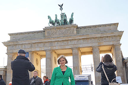 Nach 28 Jahren wieder in Berlin: Mandana Kazemi 2013 vor dem Brandenburger Tor
