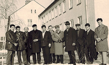 25. Februar 1963, Büg-Siedlung Forchheim, vor dem Gang zum Feiertagsgebet - In der Mitte mit Fellmütze Sultan Sultan-Sade, dritte von links der bosnische Imam aus Nürnberg Ibrahimovic
