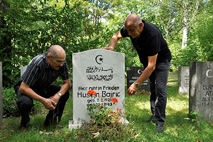 Murat und Malik Sultan-Sade vor dem Grabstein des Bosniers Husejn Bajric, - Muslimischer Friedhof Forchheim, 3.8.2012, Foto: Jochen Menzel
