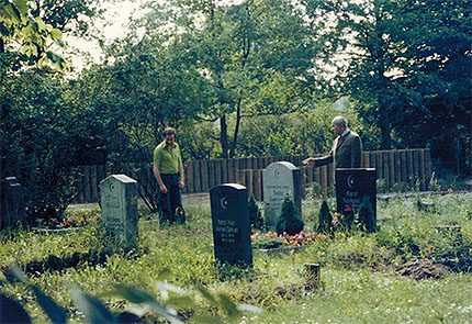 Vater Sultan-Sade und Sohn Malik auf dem muslimischen Friedhof Forchheims, 15. Juni 1977, Foto: Familie Sultan-Sade