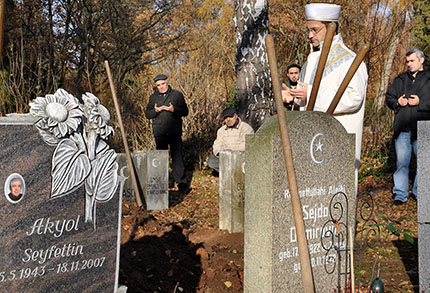 Bestattung auf dem muslimischen Gräberfeld Forchheim, Foto: Jochen Menzel, 22. November 2011