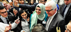 Bundesaußenminister Frank-Walter Steinmeier (SPD) mit Teilnehmern der Veranstaltung © Emrullah Gümussoy