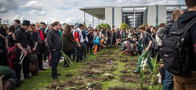 http://www.migazin.de/wp-content/uploads/2015/06/zentrum_fuer_politische_schoenheit_demonstration_graeber_fluechtlinge-627x288.jpg