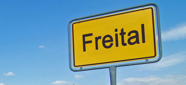 Sprengstoffanschlag auf Auto von Freitaler Linke-Stadtrat Freital, Stadt, Sachsen, Ortsschild