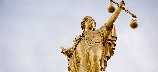 Acht Monate Haft für Tragen von KZ-Tattoo justizia, gold, waage, gerechtigkeit, recht, gesetz