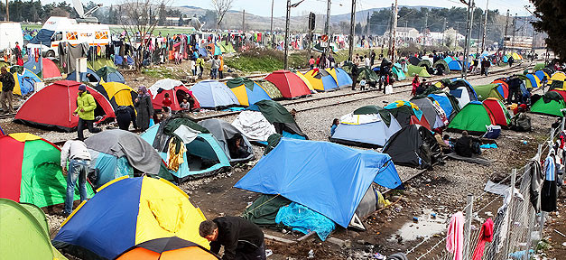 Griechisches Flüchtlingslager Idomeni wird geräumt Flüchtlinge, Idomeni, Help, Zelt, Flüchtlingslager