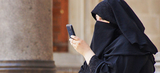 Keine Mehrheit für Burka-Verbot Burka, Ganzkörperschleier, Handy, Frau, Muslimin