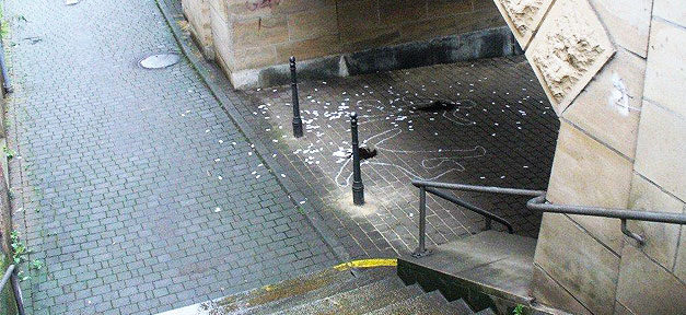 Todesopfer rechter Gewalt fast dreimal so hoch als offiziell angegeben Leiche, Umriss, Kreide, Boden, Mord, Blut