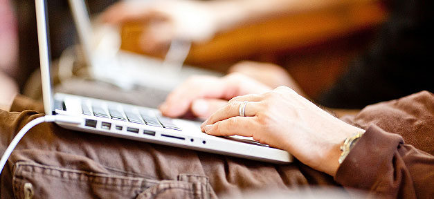 Spielerisch Fremdsprachen lernen Computer, Hand, Fachkraft, Programmierer, Internet, Surfen