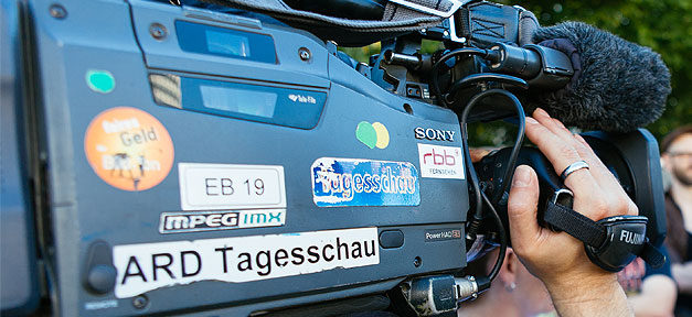Medien berichteten während der „Flüchtlingskrise“ nicht ausgewogen ARD, Tagesschau, Nachrichten, TV, Kamera, Journalist