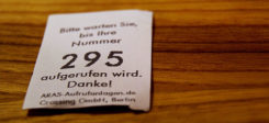Warten, Wartemarke, Warteraum, Langeweile, Dauer, Zeit