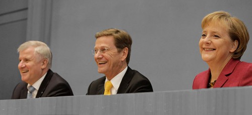  	 24.10.09, Bundespressekonferenz zum Abschluss der Koalitionsverhandlungen, Vorstellung des Koalitionsvertrages, Merkel, Seehofer, Westerwelle © www.bilder.cdu.de (bearb. MiGAZIN)