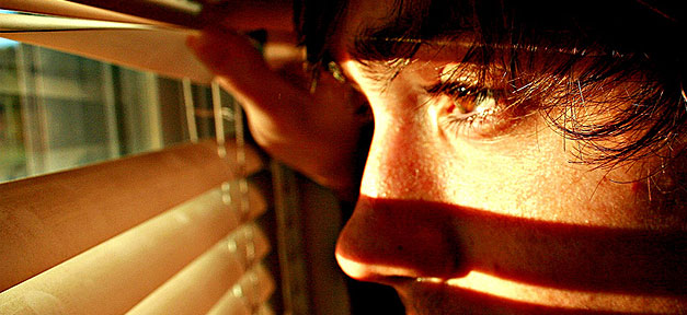 Soziale Herkunft entscheidet über Bildung und Erfolg Jugendlicher schaut aus dem Fenster Sonne © flickr.com, Robby McKee, CC 2.0, bearb. MiGAZIN