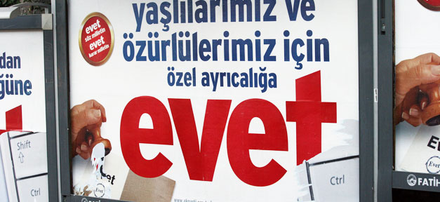 Übers. "Ja" für Sonderrechte für unsere Älteren und Behinderten - Wahlplakat der AKP