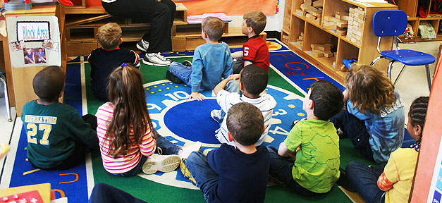 Kinder in der Schule © woodley wonderworks auf flickr.com (CC 2.0), bearb. MiG