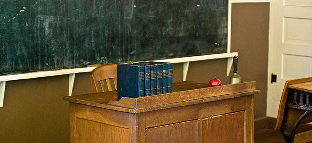 Lehrer mit Migrationshintergrund sind von unschätzbarem Wert Lehrerpult © flickr.com, Corey Leopold, CC 2.0