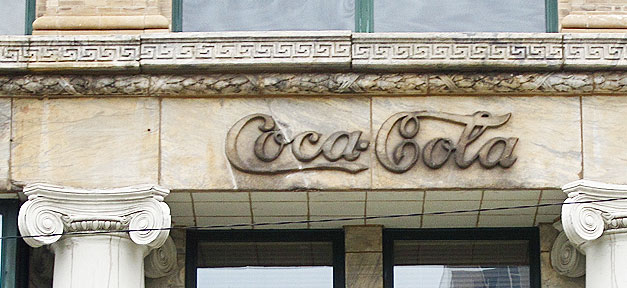 Personalpolitik ohne Vielfalt ist ein Verlustgeschäft Coca Cola setzt auf Diversity Management, Coca Cola Gebäude von 1904 - ChicagoGeek auf flickr.com (CC 2.0) bearb. MiG