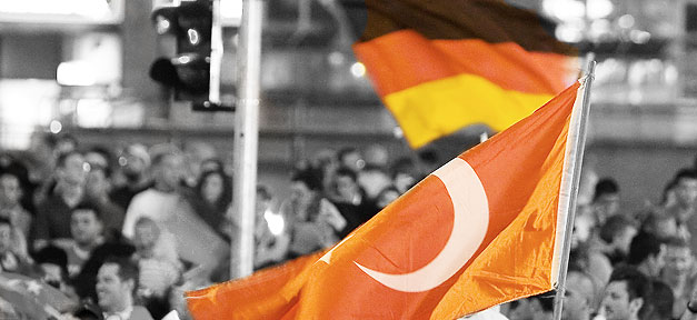 “Wir gegen uns” Public Viewing bei einem Deutschland - Türkei Spiel © tetedelacourse auf flickr.com (CC 2.0) bearb. MiG