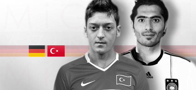 Deutschland gegen Türkei: Stolz und Ehre spielen mit Mesut Özil, Hamit Altintop, EM-Qualifikationsspiel Deutschland gegen Türkei © MiG (Fotomontage)