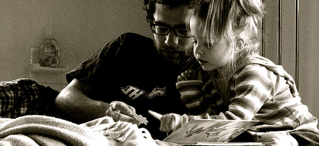 Vater liest der Tochter vor © Khrawlings auf flickr.com (CC 2.0), bearb. MiG