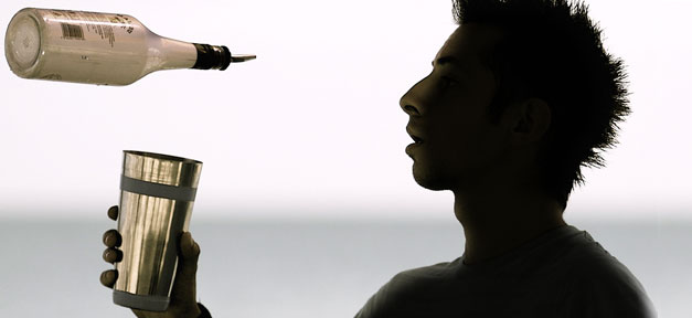 Student jobbt neben dem Studium als Barman © a_whisper_of_unremitting_demand auf flickr.com (CC 2.0), bearb. MiG