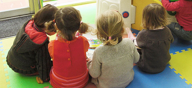 Kinder im Kindergarten © Scott & Elaine van der Chijs auf flickr.com (CC 2.0), bearb. MiG