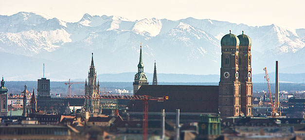 Die Frauenkirche in der bayerischen Landeshauptstadt München © rkirchne auf flickr.com (CC 2.0), bearb. MiG