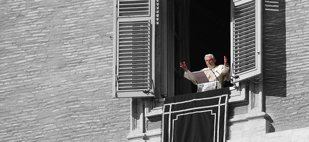 Von der Doppelmoral zur Unmoral Benedikt XVI. © marfis75 auf flickr.com (CC 2.0), bearb. MiG