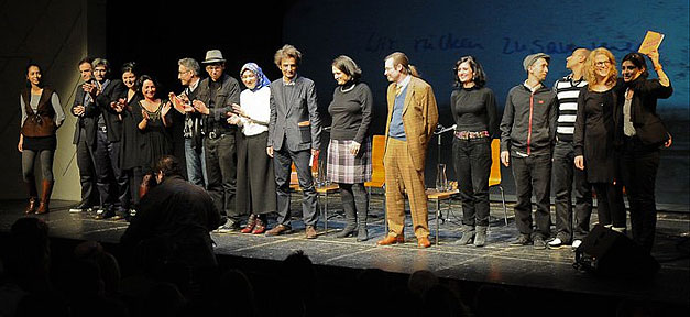 Deutschland schafft sich noch lange nicht ab! Die "Vielen" aus dem Buch "Manifest der Vielen - Deutschland erfindet sich neu" im Maxim Gorki Theater in Berlin © Arne List