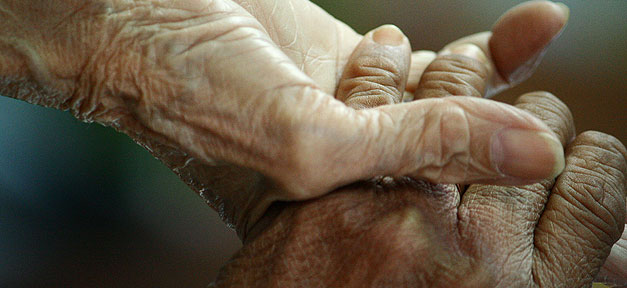 Pflegebedürftige Hände © jimpg2_peace2011 auf flickr.com (CC 2.0), bearb. MiG