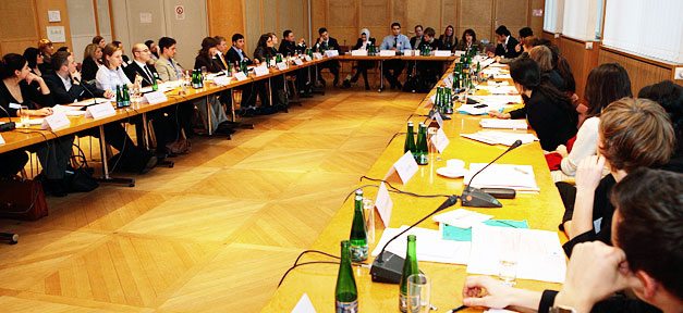 40 Jugendliche mit und ohne muslimischen Migrationshintergrund simulieren im Bundeshaus des Innenministeriums die Deutsche Islam Konferenz - Foto Dirk Enters © Stiftung Mercator