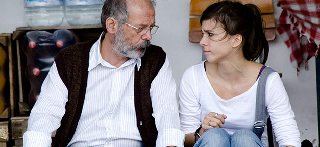 Türkischer Großvater Hüseyin mit deutscher Enkelin Canan: Filmszene aus „Almanya“ ©: Concorde Filmverleih