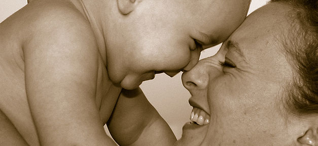 Zuerst die Muttersprache! Mutter-Kind-Sprache © Robert Whitehead auf flickr.com (CC 2.0), bearb. MiG
