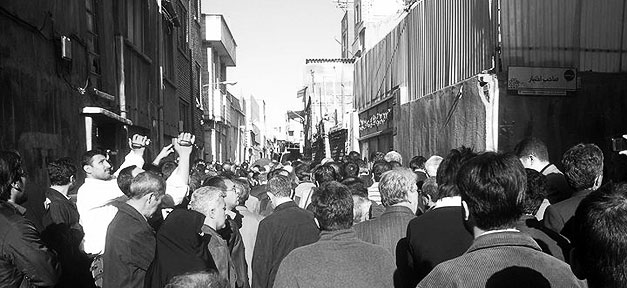 Der Iran und der ''Neue Nahe Osten“ Trauerfeier vor dem Haus des Oppositionsführers Mir Hossein Mussawi