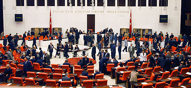 Zwischen Laizismus und Islamisierung Die Türkische Nationalversammlung "Der Souverän ist ausnahmslos das Volk" (Mustafa Kemal Atatürk) © meclishaber.gov.tr, bearb. MiG
