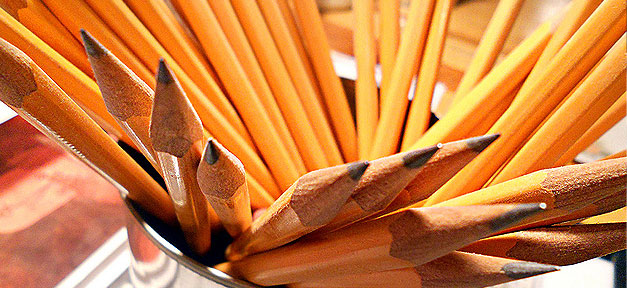 Jetzt das Geld für die Kinder sichern Bleistifte für die Schule © TheFasterDanish Photography auf flickr.com (CC 2.0), bearb. MiG