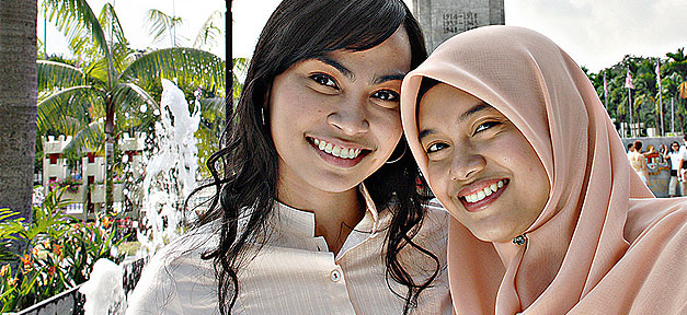 Zwei muslimische Frauen - feministisch und/oder konservativ? anuarsalleh auf flickr.com (CC 2.0), bearb. MiG