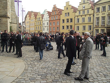 Die Menschenmenge wartet auf die Präsidenten © Cemil Şahinöz