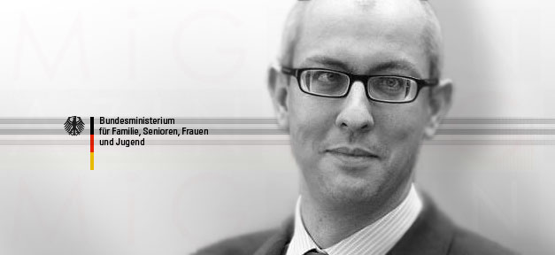 Kristina Schröder wehrt sich gegen Vorwürfe der Wissenschaftler Dr. Christoph Steegmans, Pressesprecher im Bundesministerium für Familie, Senioren, Frauen und Jugend © bmfsfj.de, bearb. MiG