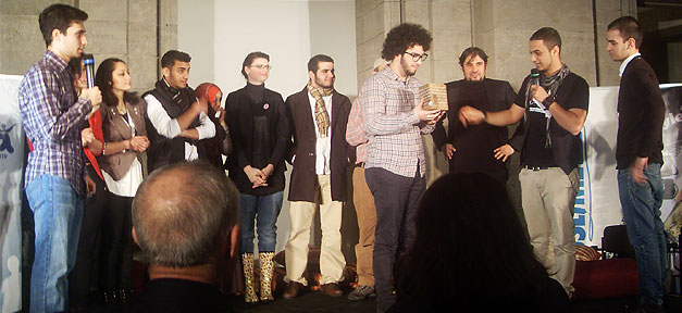 "Am Anfang war das Wort" Auf der Bühne beim ersten Poetry I,Slam © Dilara Yaşar
