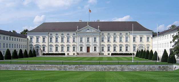Schloss Bellevue - der Sitz des Bundespräsidenten © Birger Kühnel auf flickr.com (CC 2.0), bearb. MiG
