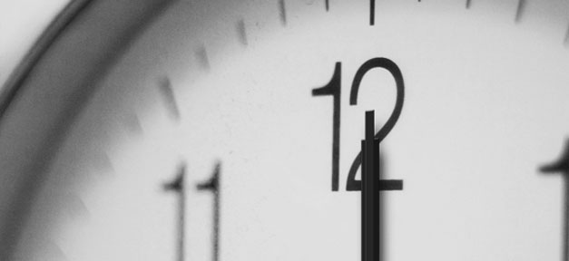 Schweigeminute für die Opfer des Rechtsextremismus Um 12 Uhr schweigt ganz Deutschland © zoutedrop auf flickr.com (CC 2.0), bearb. MiG