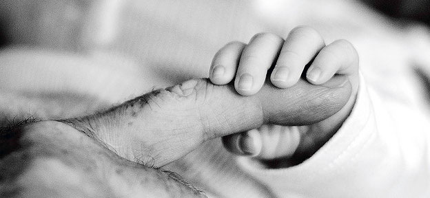 Baby mit Opa © conorwithonen @ flickr.com (CC 2.0), bearb. MiG