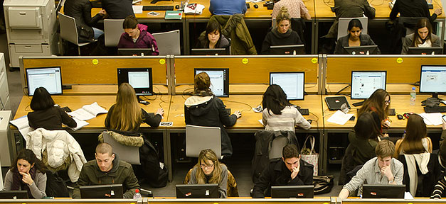 Vorurteile und Diskriminierungen schrecken ab Internationale Studierende bleiben selten in Deutschland © garryknight @ flickr.com (CC 2.0), bearb. MiG