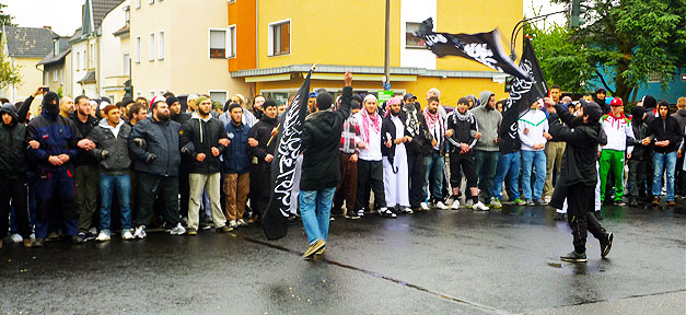 Eine muslimische Stimme zu Pro NRW und Salafisten Salafisten verbarrikadieren sich © Gereon Schloßmacher
