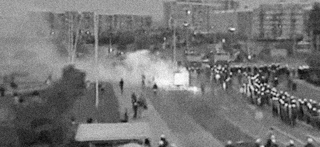 Rostock-Lichtenhagen ist ein institutionelles Versagen - wie die NSU-Morde Fernsehbild vom Pogrom in Rostock-Lichtenhagen