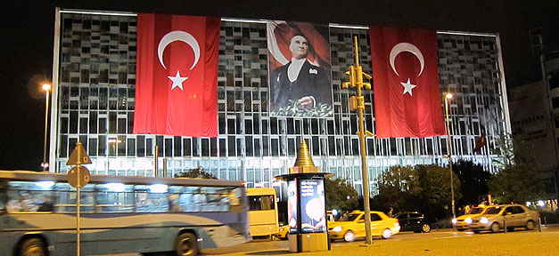 Abschied vom Laizismus? Das Atatürk Kultur Zentrum im Herzen von Taksim/Istanbul © Justin A. Wilcox @ flickr.com (CC 2.0), bearb. MiG