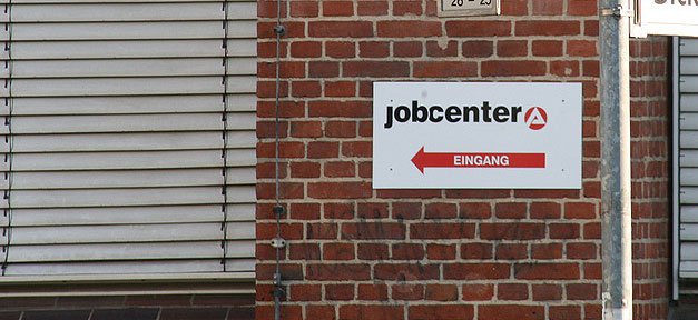 Nehmen Sie Ihr Kopftuch ab! Sonst … Jobcenter © berlinframes @ flickr.com (CC 2.0), bearb. MiG